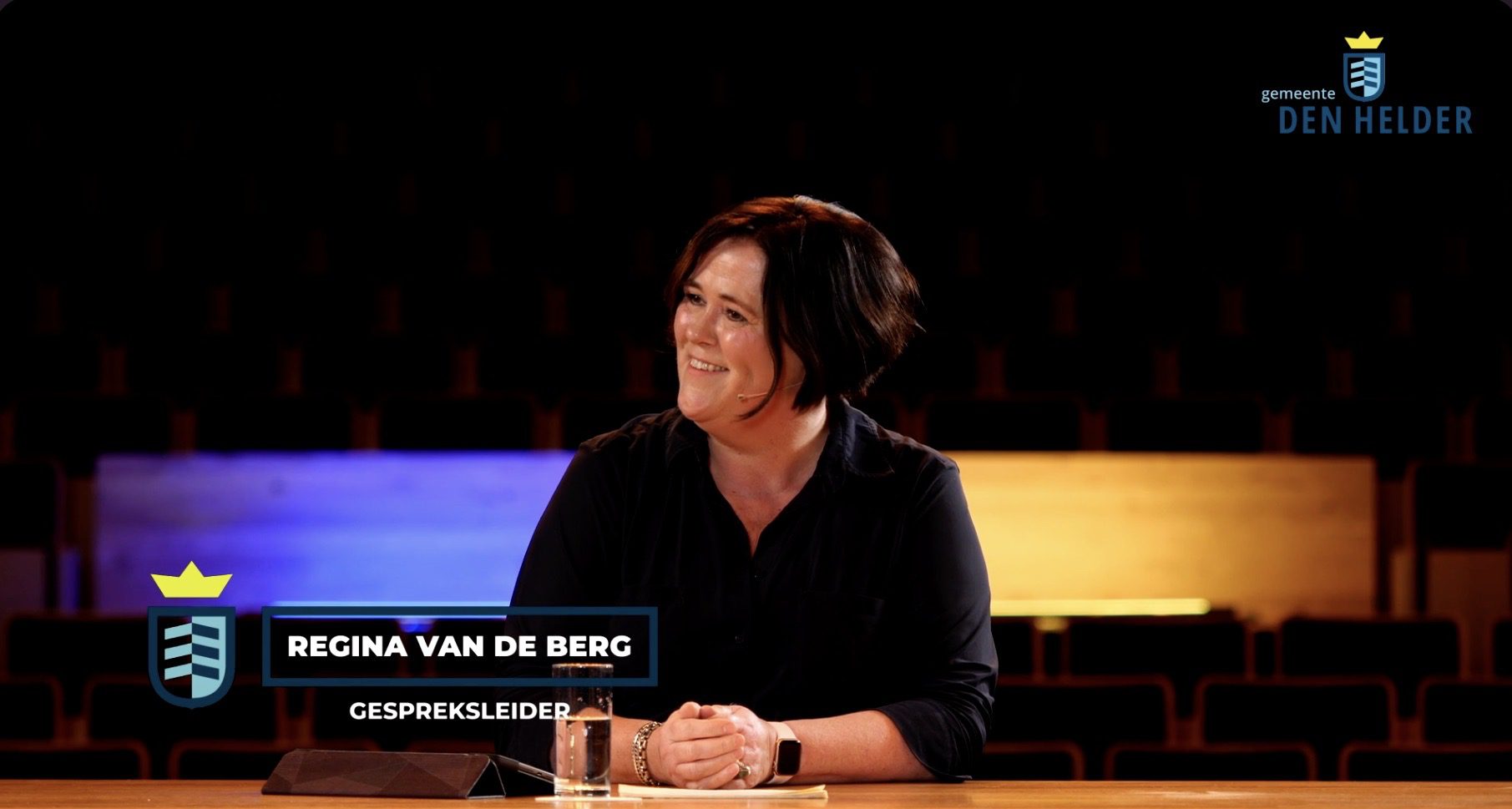 Regina van de Berg leidt gesprek met inwoners.